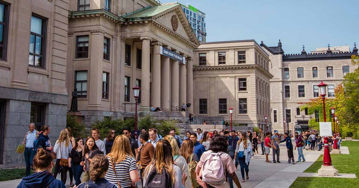 Students on University of Ottawa campus