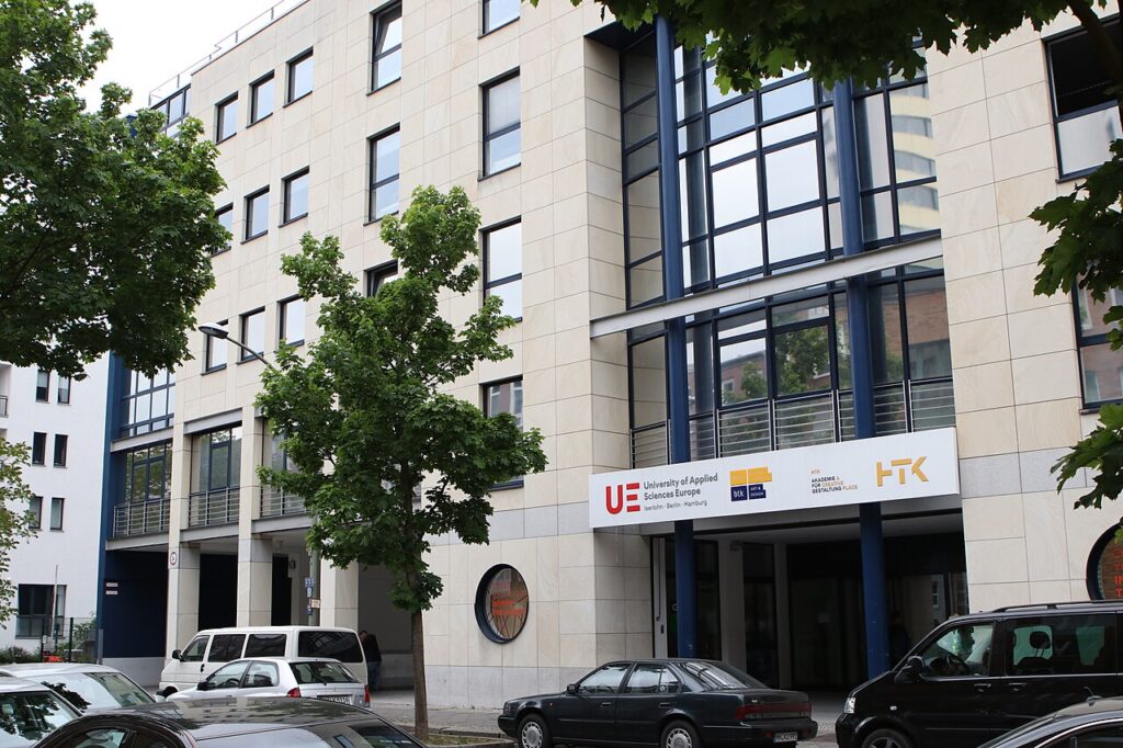 A modern, multistorey campus building on a city street (University of Applied Sciences - Berlin campus).